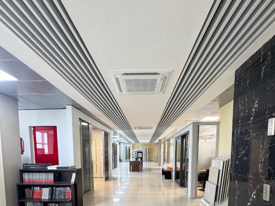 Atena controsoffitto metallico Baffle Serie