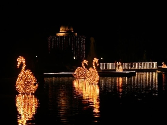 Città estive in fiore e luce: Una nuova era di illuminazioni urbane