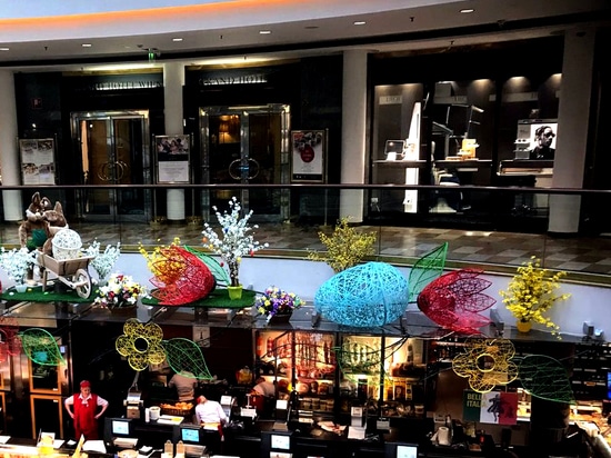 Città estive in fiore e luce: Una nuova era di illuminazioni urbane