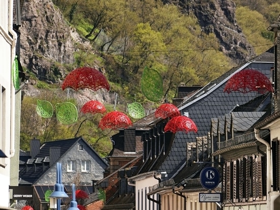 Città estive in fiore e luce: Una nuova era di illuminazioni urbane