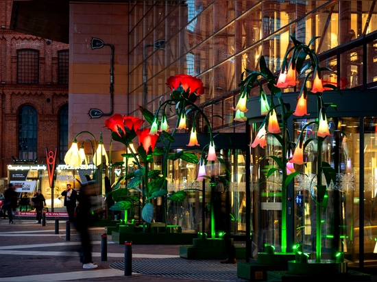 Città estive in fiore e luce: Una nuova era di illuminazioni urbane