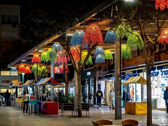 Città estive in fiore e luce: Una nuova era di illuminazioni urbane