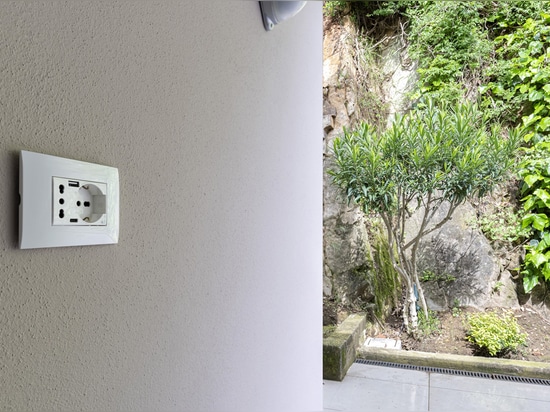 Comandi a levetta e videocitofonia AVE per una villa contemporanea