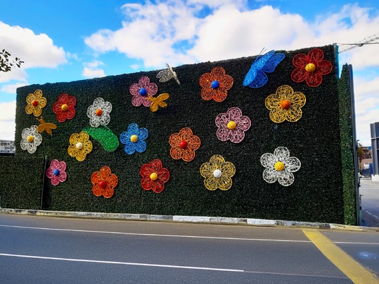 Sculture urbane leggere: Terra introduce le opere aperte in fibra di vetro per il design pubblico stagionale