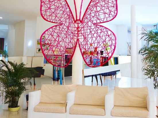 Sculture urbane leggere: Terra introduce le opere aperte in fibra di vetro per il design pubblico stagionale