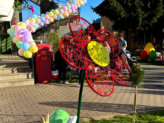 Sculture urbane leggere: Terra introduce le opere aperte in fibra di vetro per il design pubblico stagionale
