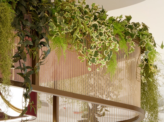 Il Sancroft Building presenta un'architettura moderna con abbondante luce naturale, arredi contemporanei ed elementi di design distintivi come la rete metallica intrecciata di Banker Wire