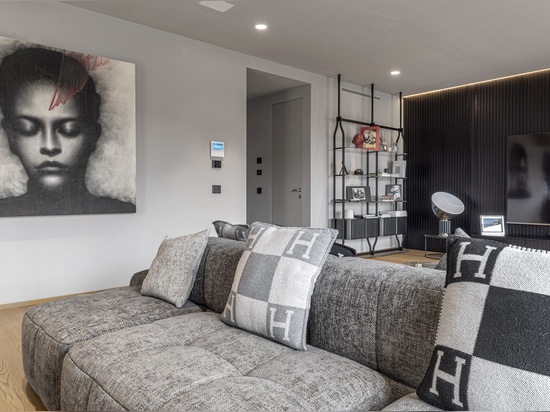 Tecnologia smart e design AVE per un appartamento contemporaneo