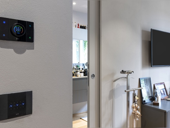 Tecnologia smart e design AVE per un appartamento contemporaneo