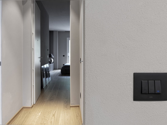 Tecnologia smart e design AVE per un appartamento contemporaneo