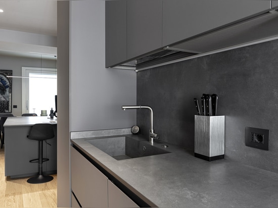 Tecnologia smart e design AVE per un appartamento contemporaneo