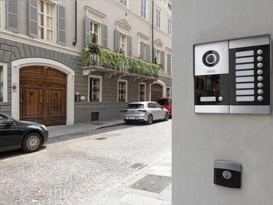 Tecnologia smart e design AVE per un appartamento contemporaneo