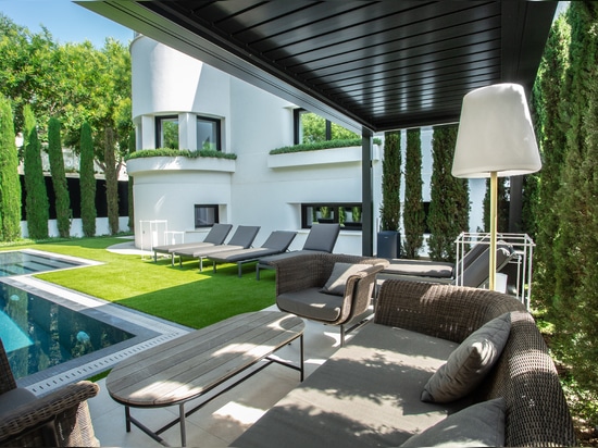 KE firma il salotto a bordo piscina e il roof top outdoor di una villa nel centro di Madrid