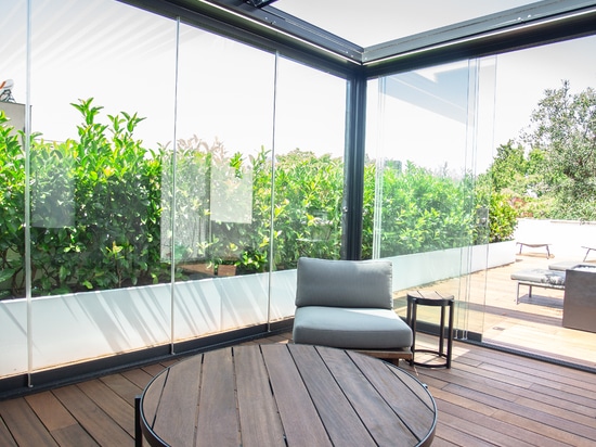 KE firma il salotto a bordo piscina e il roof top outdoor di una villa nel centro di Madrid