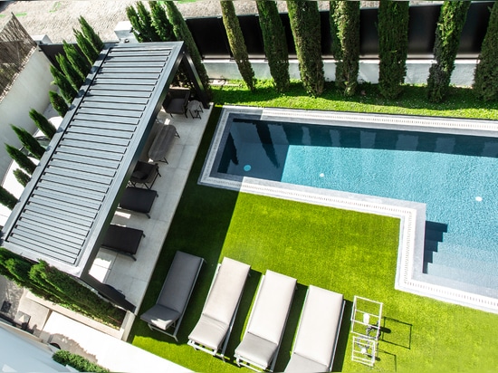 KE firma il salotto a bordo piscina e il roof top outdoor di una villa nel centro di Madrid