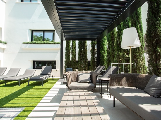KE firma il salotto a bordo piscina e il roof top outdoor di una villa nel centro di Madrid