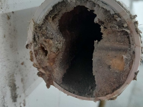 Blocco del grasso in un tubo della cucina