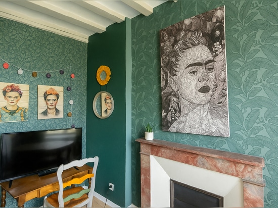 Radiatore a infrarossi stampato in bianco e nero in un Airbnb