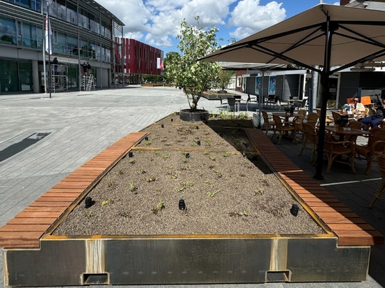 Boxmeer - Piazza del Municipio con 8,3 m³ di accumulo d'acqua nelle fioriere