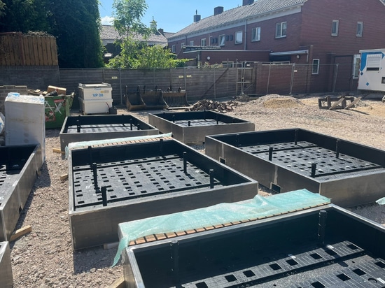 Boxmeer - Piazza del Municipio con 8,3 m³ di accumulo d'acqua nelle fioriere