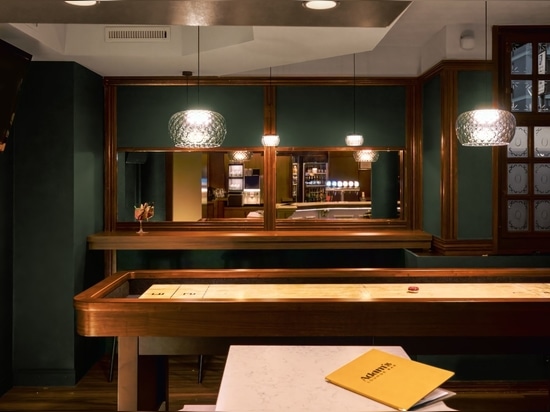 L'Adam's Lounge Café presenta il suo Shuffleboard Pub personalizzato.