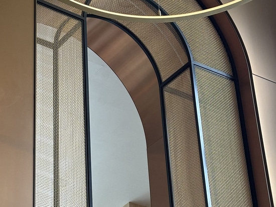 Particolare della via ad arco incorniciata da una rete metallica decorativa in bronzo dell'Omni San Diego Hotel