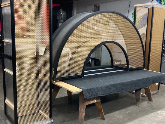 Arco curvo in rete di bronzo progettato e realizzato da Desposito Designs per il bar Ace Porter dell'Omni San Diego