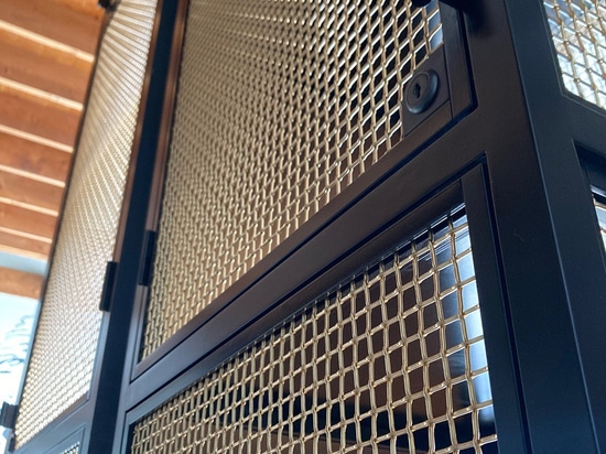 Primo piano della rete metallica architettonica L-441 tessuta in bronzo nudo presso il bar Ace Porter