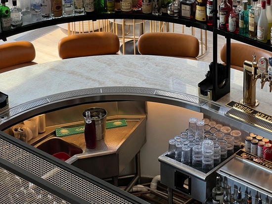 Primo piano della rete metallica architettonica L-441 tessuta in bronzo nudo presso il bar Ace Porter