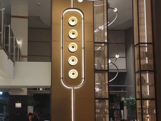 Arco in bronzo incorniciato da una rete metallica decorativa presso l'Omni San Diego Hotel