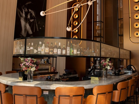 Installazione della rete metallica architettonica Banker Wire in bronzo che crea punti focali presso il bar Ace Porter