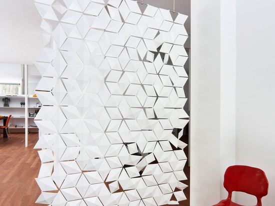 Divisorio sospeso dal design essenziale e moderno