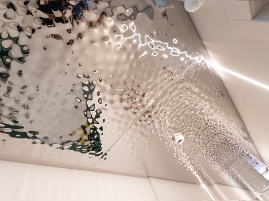 Soffitto scolpito - Ogni angolo diventa un invito ad esplorare.