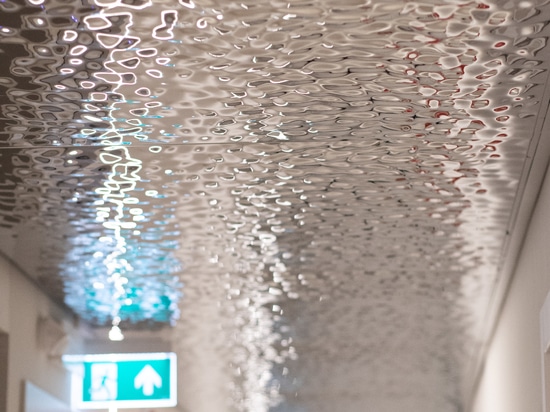 Soffitto scolpito - Ogni angolo diventa un invito ad esplorare.