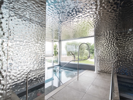 Riflessi scolpiti dalla luce per dare forma ad un'atmosfera di completo relax