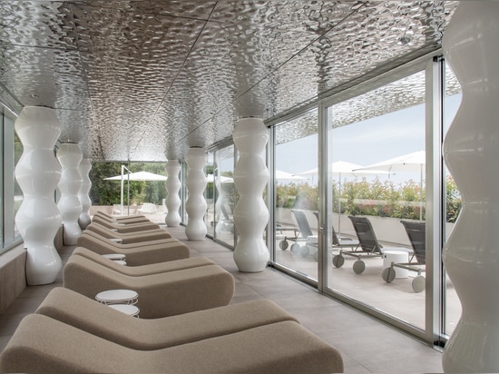 Riflessi scolpiti dalla luce per dare forma ad un'atmosfera di completo relax