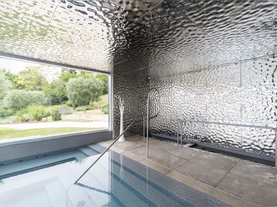 Riflessi scolpiti dalla luce per dare forma ad un'atmosfera di completo relax