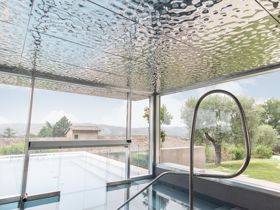 Riflessi scolpiti dalla luce per dare forma ad un'atmosfera di completo relax