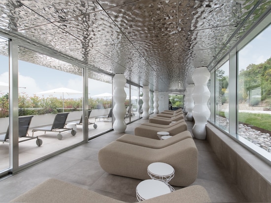 Riflessi scolpiti dalla luce per dare forma ad un'atmosfera di completo relax