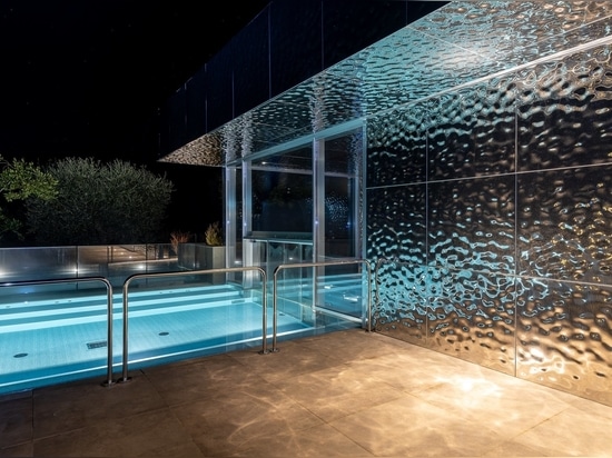 Riflessi scolpiti dalla luce per dare forma ad un'atmosfera di completo relax