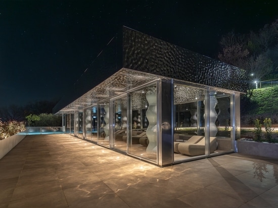 Riflessi scolpiti dalla luce per dare forma ad un'atmosfera di completo relax