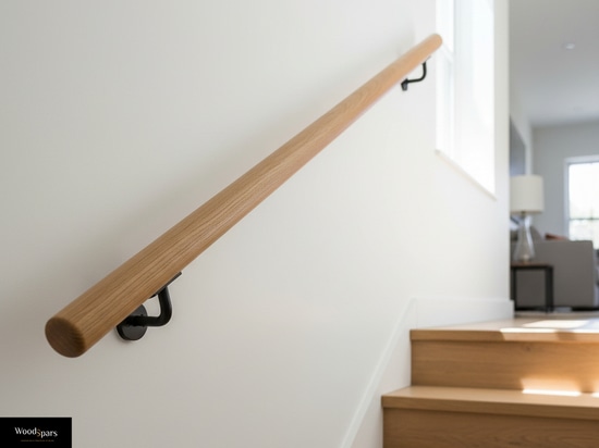 Spighe di legno: Corrimano in legno massiccio su misura per progetti architettonici