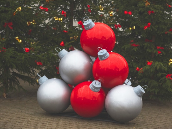 Piramidi di baubles: spettacolari decorazioni natalizie per spazi pubblici e non solo