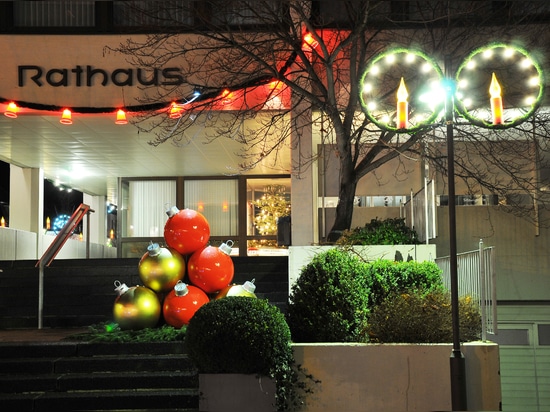 Piramidi di baubles: spettacolari decorazioni natalizie per spazi pubblici e non solo