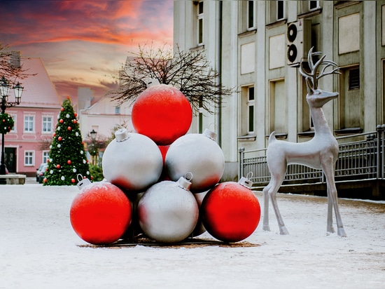 Piramidi di baubles: spettacolari decorazioni natalizie per spazi pubblici e non solo