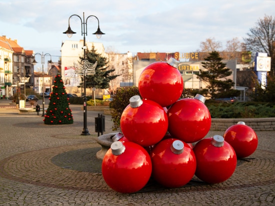Piramidi di baubles: spettacolari decorazioni natalizie per spazi pubblici e non solo