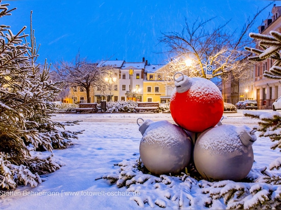 Piramidi di baubles: spettacolari decorazioni natalizie per spazi pubblici e non solo