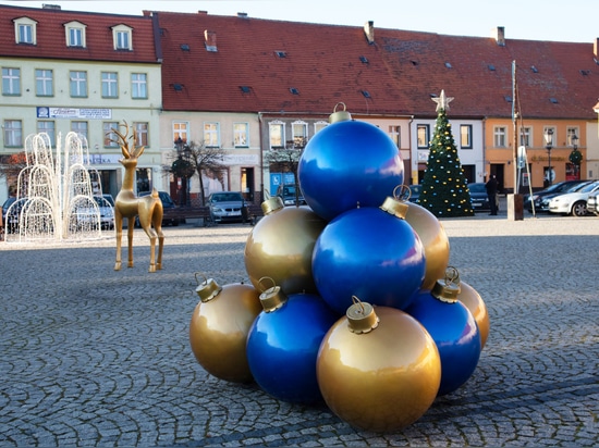 Piramidi di baubles: spettacolari decorazioni natalizie per spazi pubblici e non solo