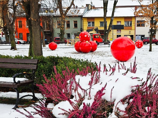 Piramidi di baubles: spettacolari decorazioni natalizie per spazi pubblici e non solo