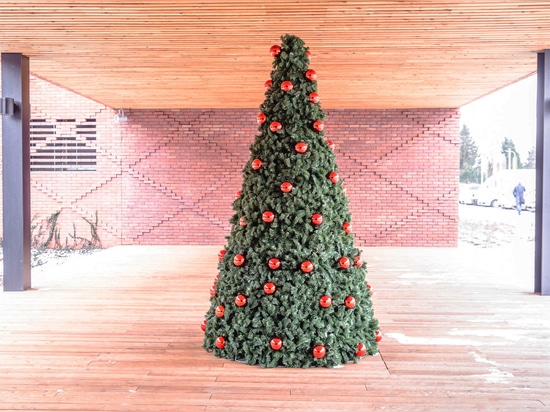 Coperture per alberi di Natale: una grande idea per le torri di fiori in inverno